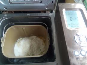 所有材料按照牛奶、鸡蛋、盐、糖（对角放）、高筋粉、最上面挖坑放酵母的顺序放入面包机，启动和面程序10分钟，揉成一个光滑的面团。