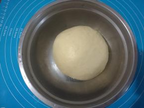 面团收圆，放盆内盖保鲜膜室温发酵。