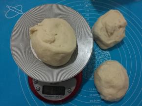 取出面团，排气，均分成3个小面团。