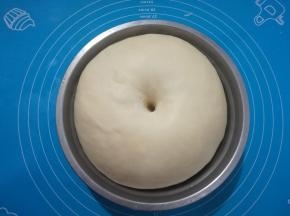 大概40分钟（面团两倍大）。7、	用手指沾干面粉戳个洞不回缩不塌陷发酵完成。