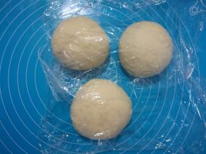 分别糅圆，盖保鲜膜松弛5分钟。