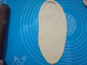 取出一个小面团，擀成长舌状。