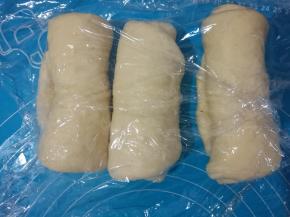 分别整好盖保鲜膜松弛5分钟。