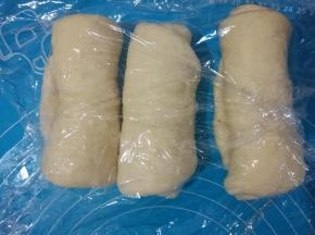分别整好盖保鲜膜松弛5分钟。