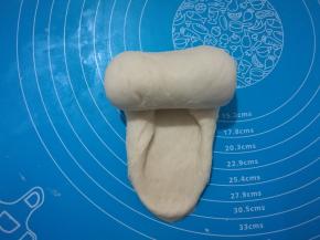 两边折进去，自上而下卷起。