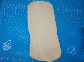 取出一个面团，擀长。