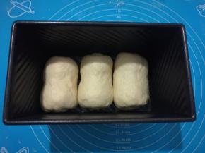 全部做好。切记卷放入模具内的排列方向要保持一致。