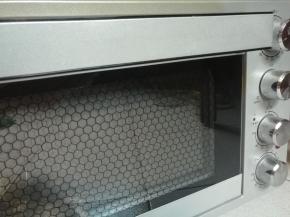 放入烤箱，不必打开烤箱发酵功能，旁边放一碗热水，进行二次发酵。