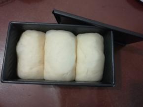 面团发酵到黑金刚土司盒的八分满取出，大概40分钟左右，烤箱预热上下火165度10分钟。