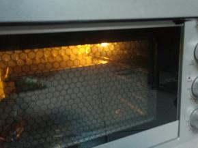 盖上盖子，送入烤箱，上下火165度烘烤30分钟即可，（我烤箱温度偏低，所以用时较长，我用180度烘烤40分钟，这样烤出来金黄金黄的颜色才刚刚好）。