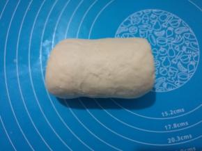 再次自上而下卷成卷，不要太长，2.5圈为最好，放入学厨黑金刚吐司盒内。