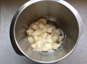 辅料中除去黄油和盐，全部放入盆中，加入切成小块的种面团。一起揉