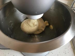 揉到扩展阶段，加入黄油和盐。继续揉到完全阶段