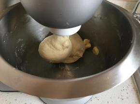 揉到扩展阶段，加入黄油和盐。继续揉到完全阶段