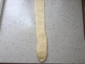 将面团擀成椭圆形