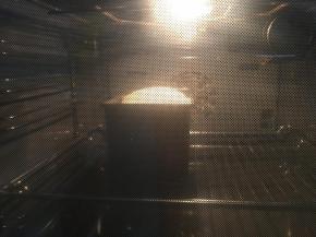 放入预热好165度烤箱中烘烤32分钟