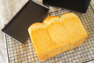 烘烤结束后取出模具，震出热气。脱模，放在晾网上晾凉密封。