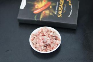 1.将珍妮珍馐的火腿切小块