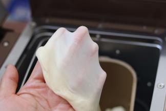 6.揉到完全扩展阶段，也就是所谓的手套膜 （面团光滑有延展性，用手撑开会有光滑很透的薄膜，裂口是光滑的）