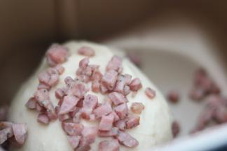 7.加入火腿丁揉均匀即可