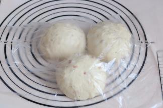 11.分成三等份，盖保鲜膜静置10分钟