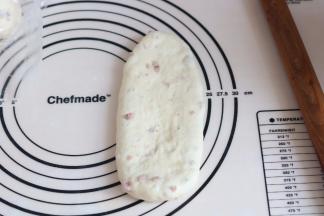 12.取一块面团按扁 擀开