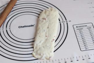 15.取面团擀成长条状（宽度和四根手指的宽度差不多） 翻面 底部稍微压一下