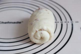 16.卷起（中间稍微折一个弧形，然后自然的卷起来）捏紧收口