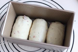 17.放入模具内，先放两边 最后放中间的