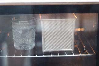 18.烤箱内放热水 进行二次发酵  （烤箱内放热水，保持温度在38度湿度在85% 。如果达不到温度 那就开启烤箱发酵功能）