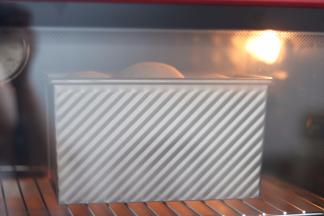 20.入预热好的烤箱内.180度底层40分钟 上色盖锡纸