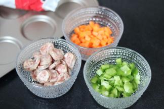 2.将胡萝卜青椒洗净切小块  火腿切片