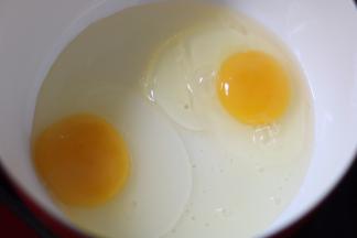 3.鸡蛋打散放入一个比较大的碗中（方便后期拌面）