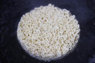 4.锅内放水 煮开后放入面 煮7分熟