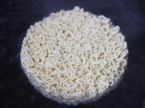 4.锅内放水 煮开后放入面 煮7分熟
