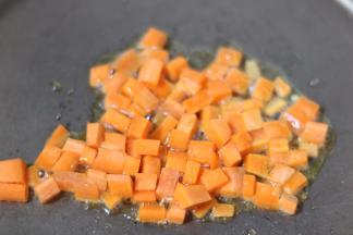 6.锅内放油炒胡萝卜