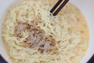 9.将方便面取出放入鸡蛋碗中 加入10克方便面粉包搅拌均匀