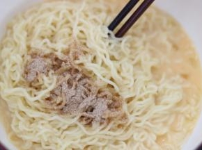9.将方便面取出放入鸡蛋碗中 加入10克方便面粉包搅拌均匀