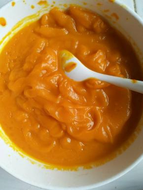 南瓜切块放锅里蒸熟，出来用勺子压成泥备用，我懒用破壁机加一点点水打成糊的