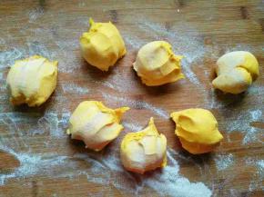 面团发酵好以后重新排气揉到光滑，切开无气孔，然后分成小剂子(剂子大小看自己喜欢)