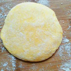 取一个擀开成边上薄中间厚的圆形