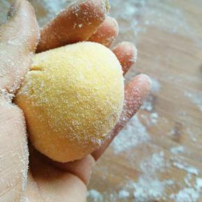 放入喜欢的馅料用虎口收拢包圆，我放的豆沙馅，豆沙馅比较硬不容易变形