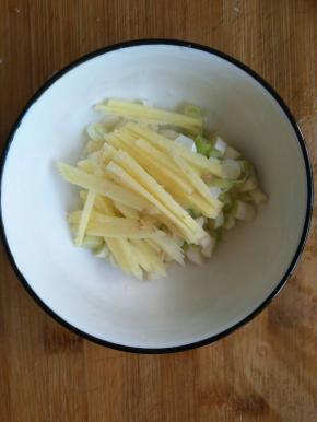 葱姜蒜切好备用