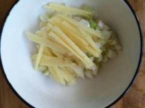 葱姜蒜切好备用