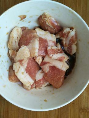 五花肉切薄片加料酒，生抽腌制10分钟