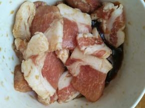 五花肉切薄片加料酒，生抽腌制10分钟