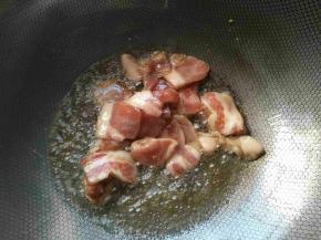 锅烧热到适量油，烧热倒入腌制好的五花肉炒至八成熟