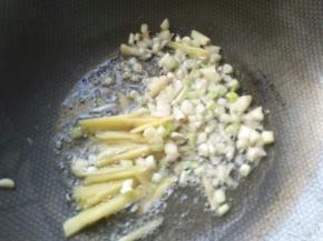 猪肉盛出放入葱姜蒜炒香