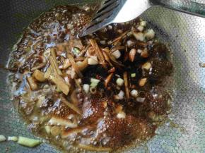 倒入适量的蚝油和生抽