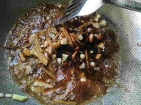 倒入适量的蚝油和生抽